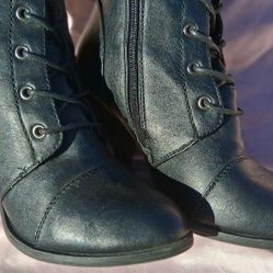 Black Sexy women's chunky heel over-the-knee  boot.  They feature a lace-up front, a full side zipper closure, and a chunky block heel
Shoe size-  7 1