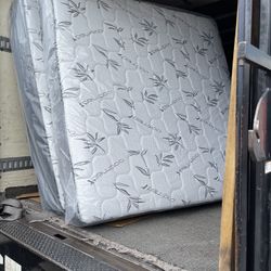 New King mattress pillowtop and box springs 2PC.DELYVERY AVAILABLE 🚚⚡️🏡.