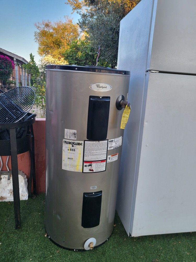 Electric Water Heater 40 Gal In Good Condition And Warranty Works Great