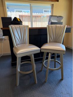 2 Modern Swivel Counter Height Bar Stools – Like New