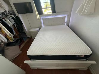 Cama Queen Available 