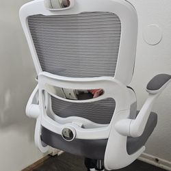 Office or game chair is completely new, with no use, just taking it out of the box and assembling it. 