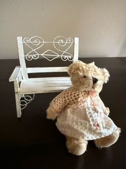 wood/white wire bench 5"x5"x4.5" with bear