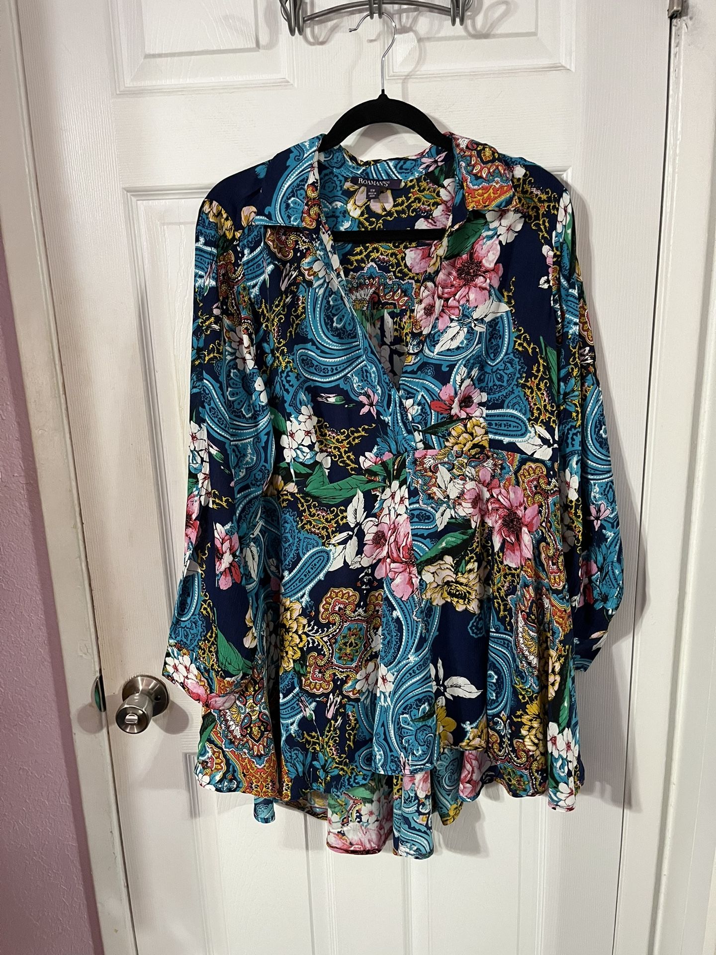 Women’s Size 18W Flowy Tunic LengthTop with long sleeves. The sleeves have 4 buttons. Color Blue with floral design. Made of 100% Rayon. Brand new