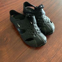 Nike boys Water Shoes Size 10