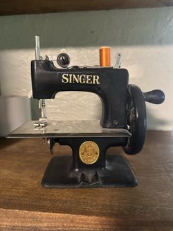 Vintage Singer Miniature Hand Crank Sewing Machine