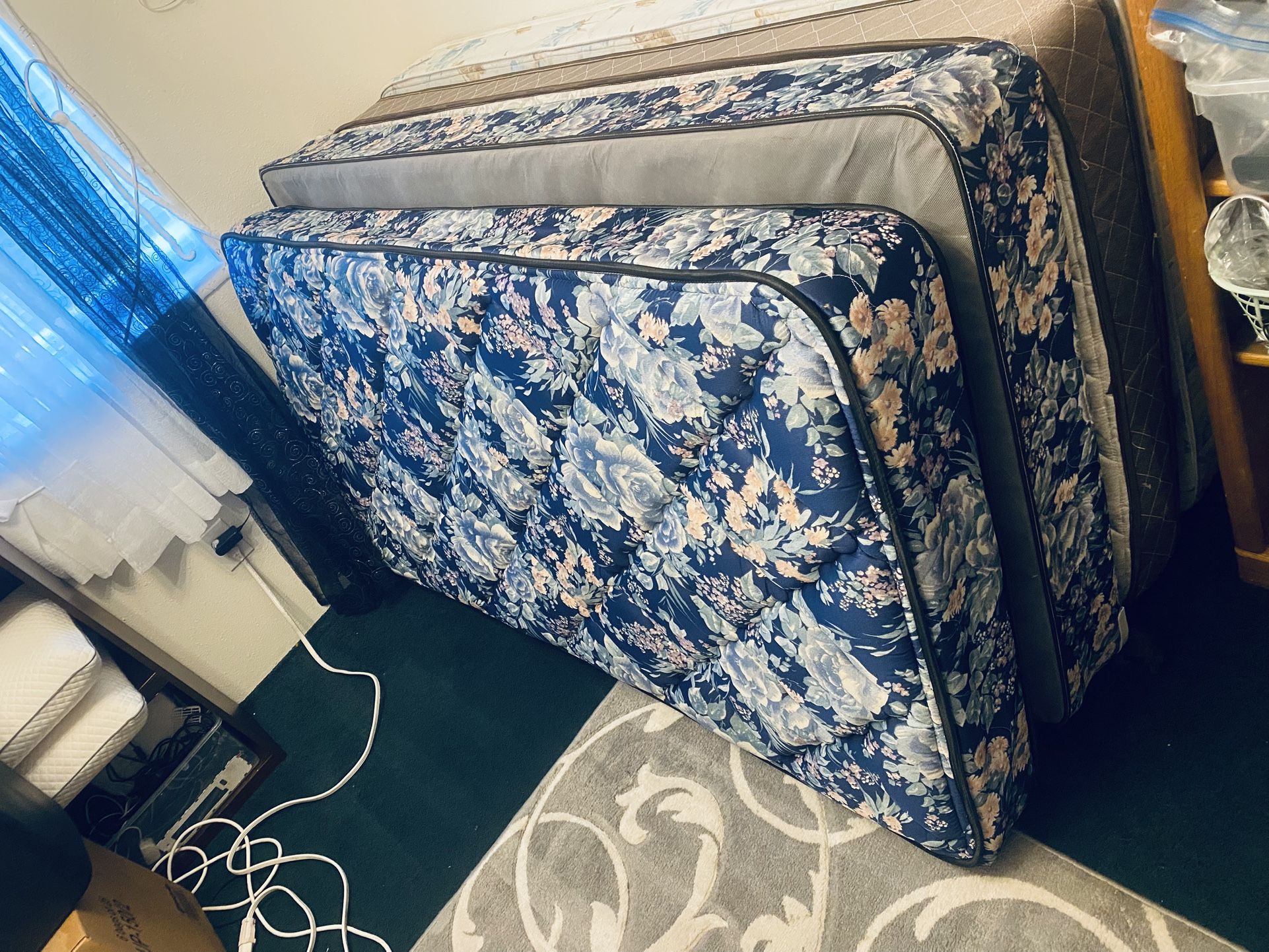 π©·π©·1- $$240-matching blue floral twin mattress and box. (Not new) - I stock up on these from purchasing them in Seattle and Tri Cities and bringi