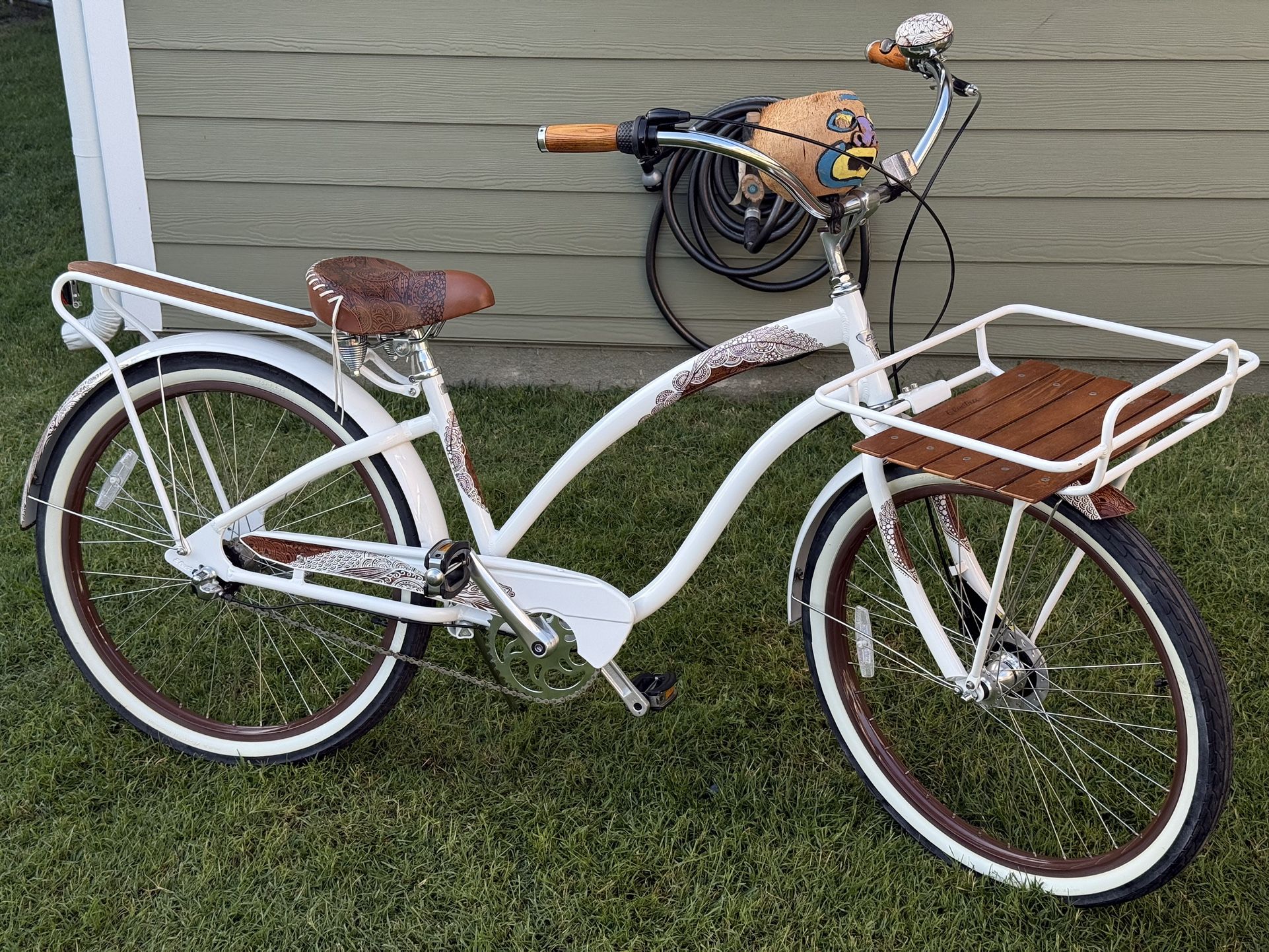 Electra koa 3i aluminum frame beach cruiser front and rear racks,stitched seat bike is like new,has drink holder and matching bell, roller front bra