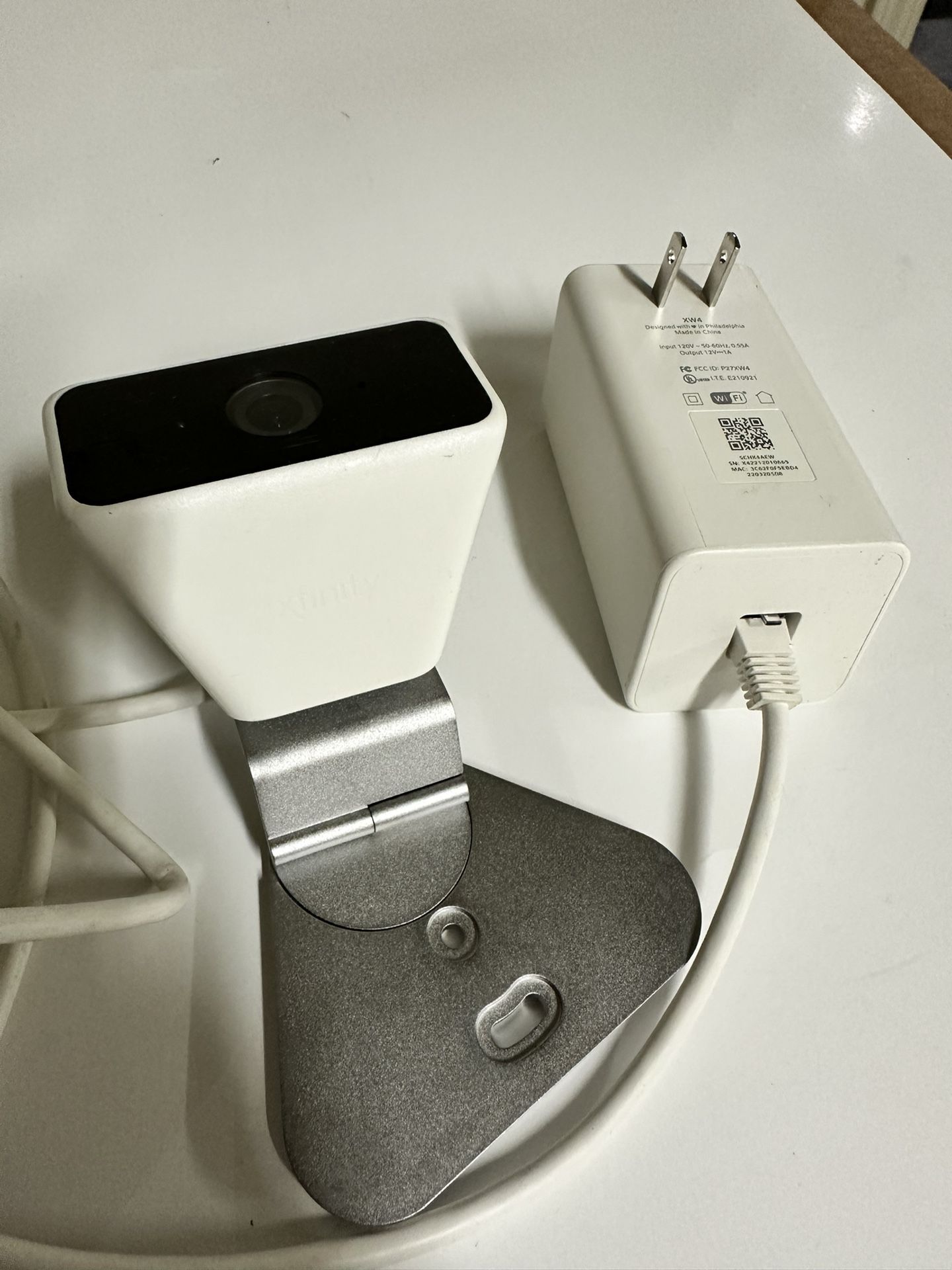 XFINITY Xcam2 HD Indoor Outdoor Security Camera With XW4 Power Adapter