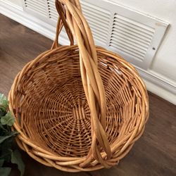 Nice Wicker Basket with Handle in great condition