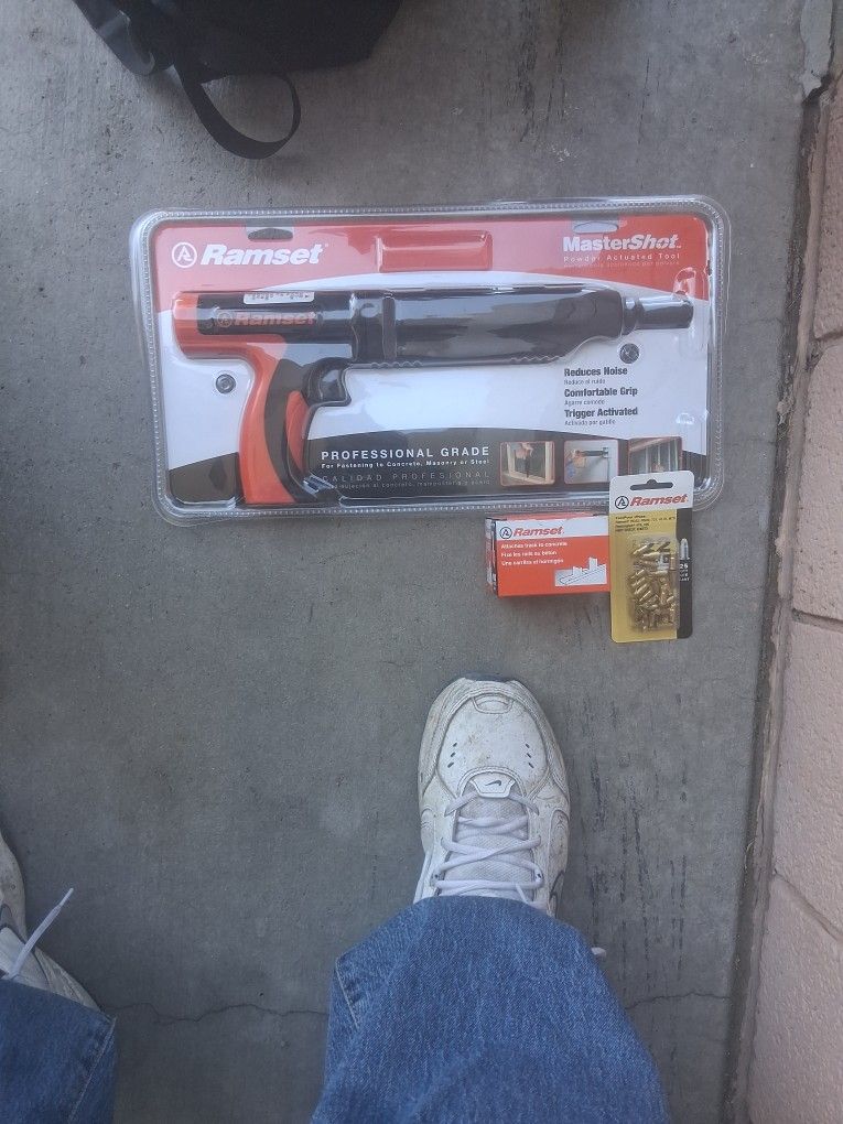 .22 Caliber Ramset With Shells And 1"Nails Za