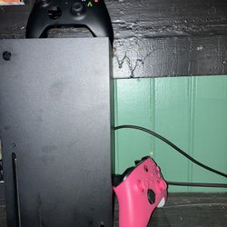Xbox Series X + 2 Controllers + 2 Games