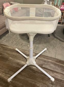 Title: HALO Innovations BassiNest Swivel Sleeper Essentia - Like New
