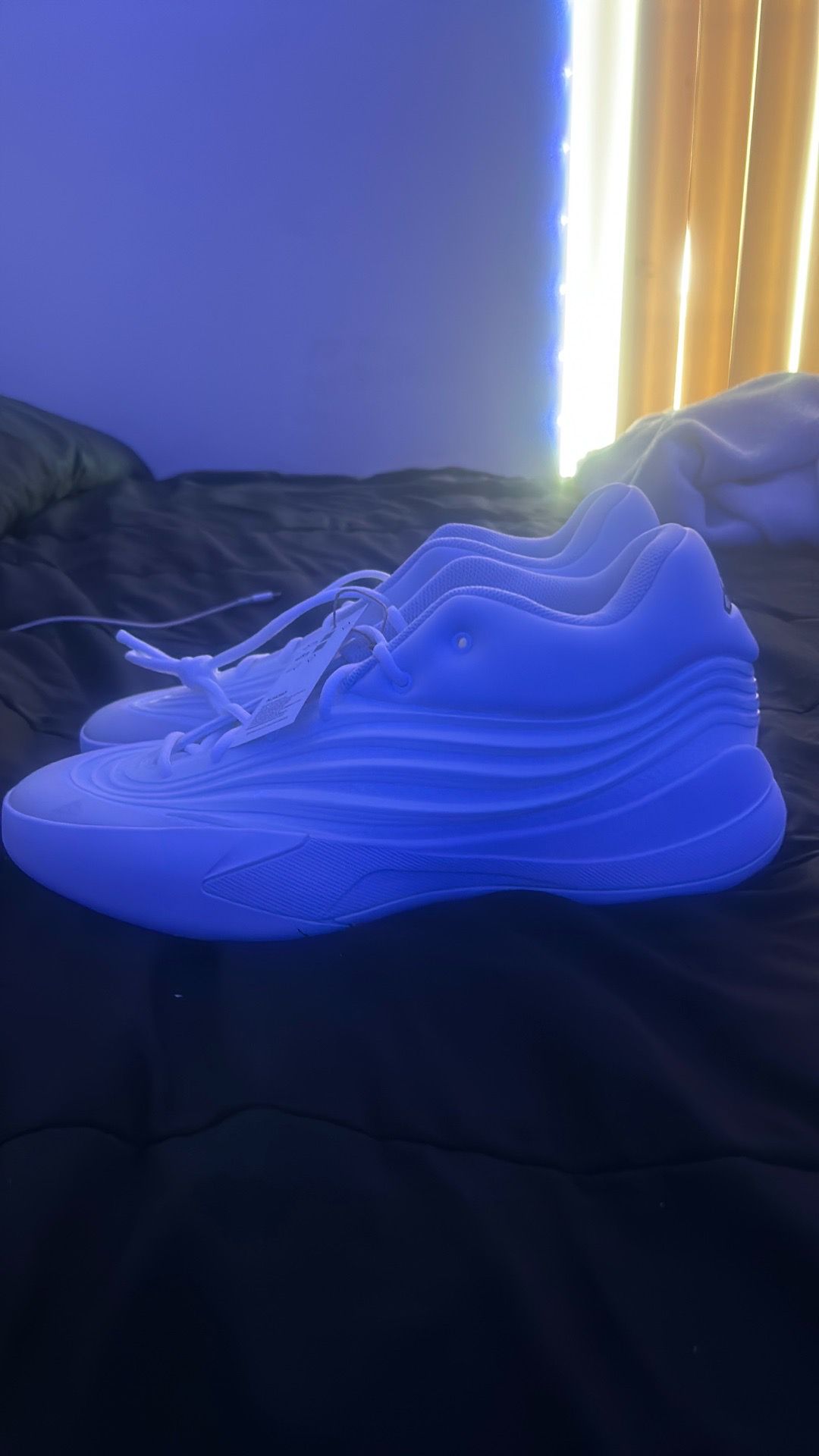 Dame 10 'Cloud White Zero Metallic'