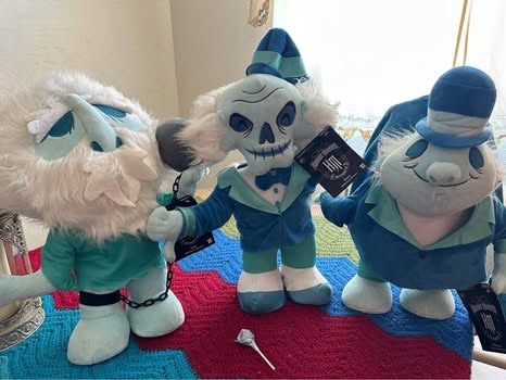 Disney’s The Jaunted Mansion Hitchhiking door greeters