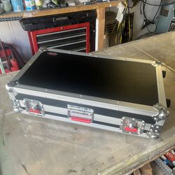 Gator  LGW (large w /wheels) pedal board road case