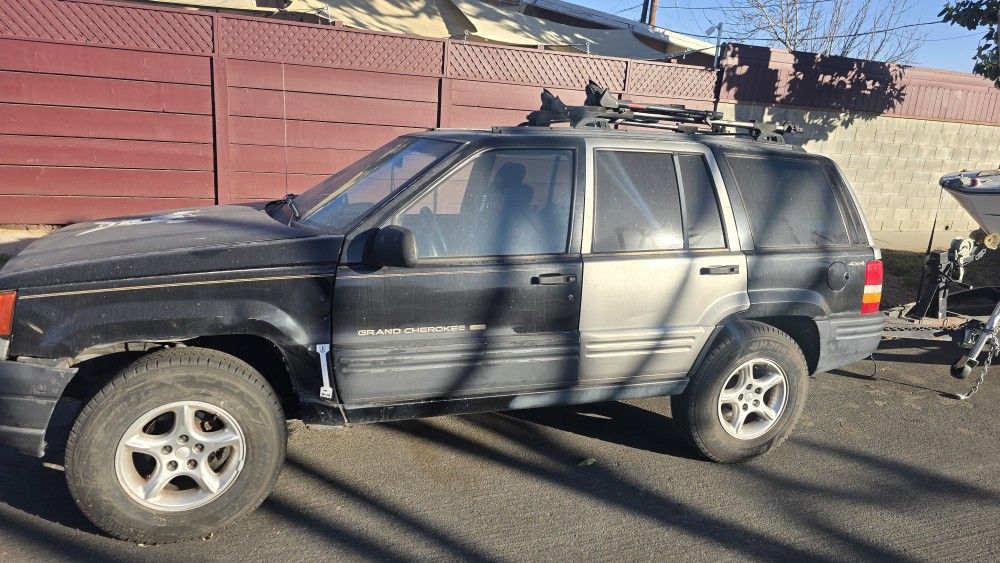 1997 jeep grand Cherokee 4x4 (For parts) sold whole