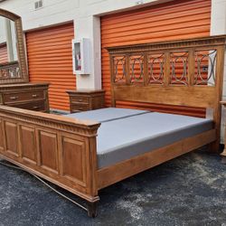 Kng Sz Bd St With Base Good Condition 