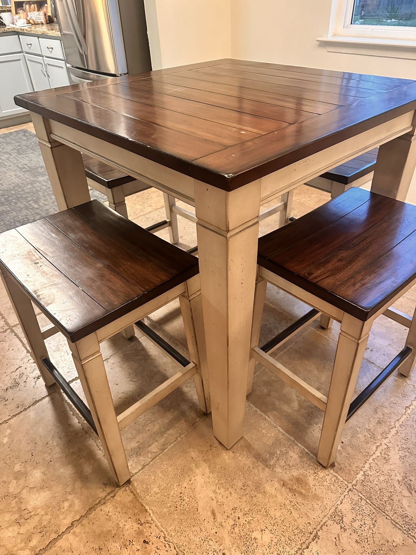 TABLE & Chairs (Pike & Main) 36x36x36”H