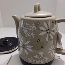 BLACK AND DECKER TEA KETTLE for Sale in Fort Lauderdale, FL - OfferUp