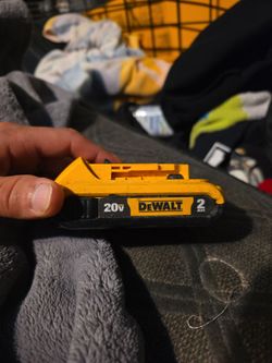 Dwalt battery 20v max battery with charger