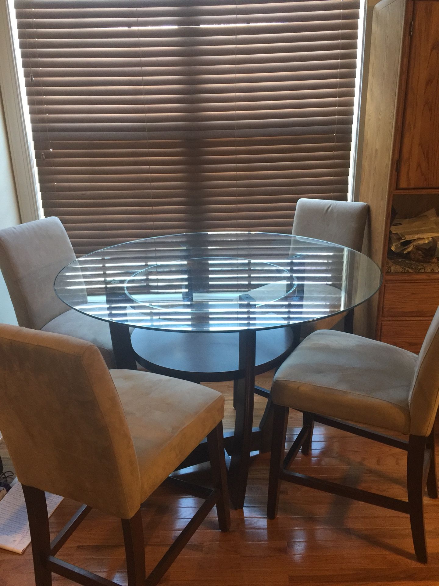Dinning Table/Chairs