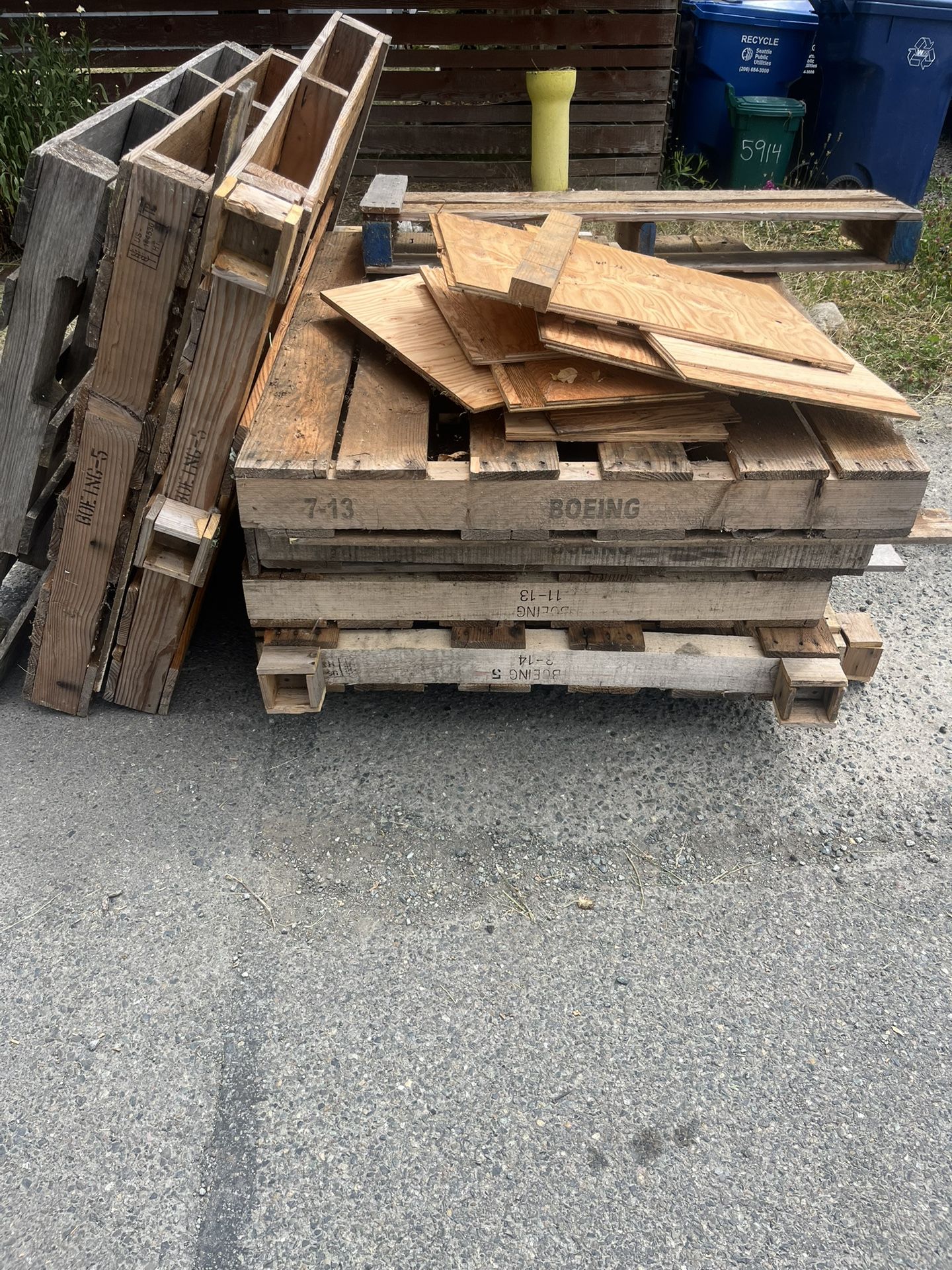 Free Pallets/ Firewood