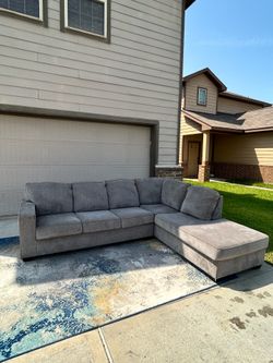 ✨ Like-New Gray Sectional Sofa with Chaise – Super Comfortable – Delivery Available!