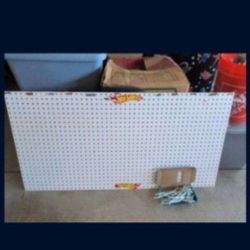 Hot Wheels Peg Board With 21 Peg Hooks 