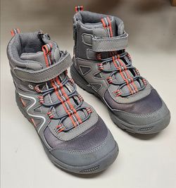 Merrell Kid's Polar Trekker Boots Shoes Orange Gray MK267857 H23 62079 Size 2
Size 2. From non smoking pet free home. Will ship out same/ next day. L
