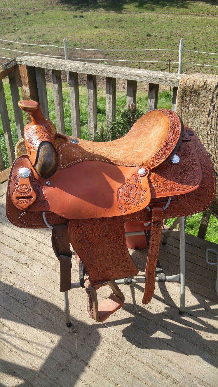 Billy Cook saddle Barely used 17inc. Asking $ 1800.00 or obo.