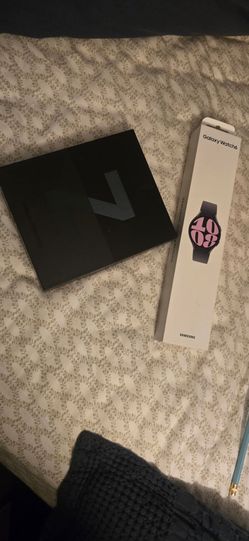 Unlocked samsung galaxy fold 3 258gb and Samsung watch ⌚️ 6