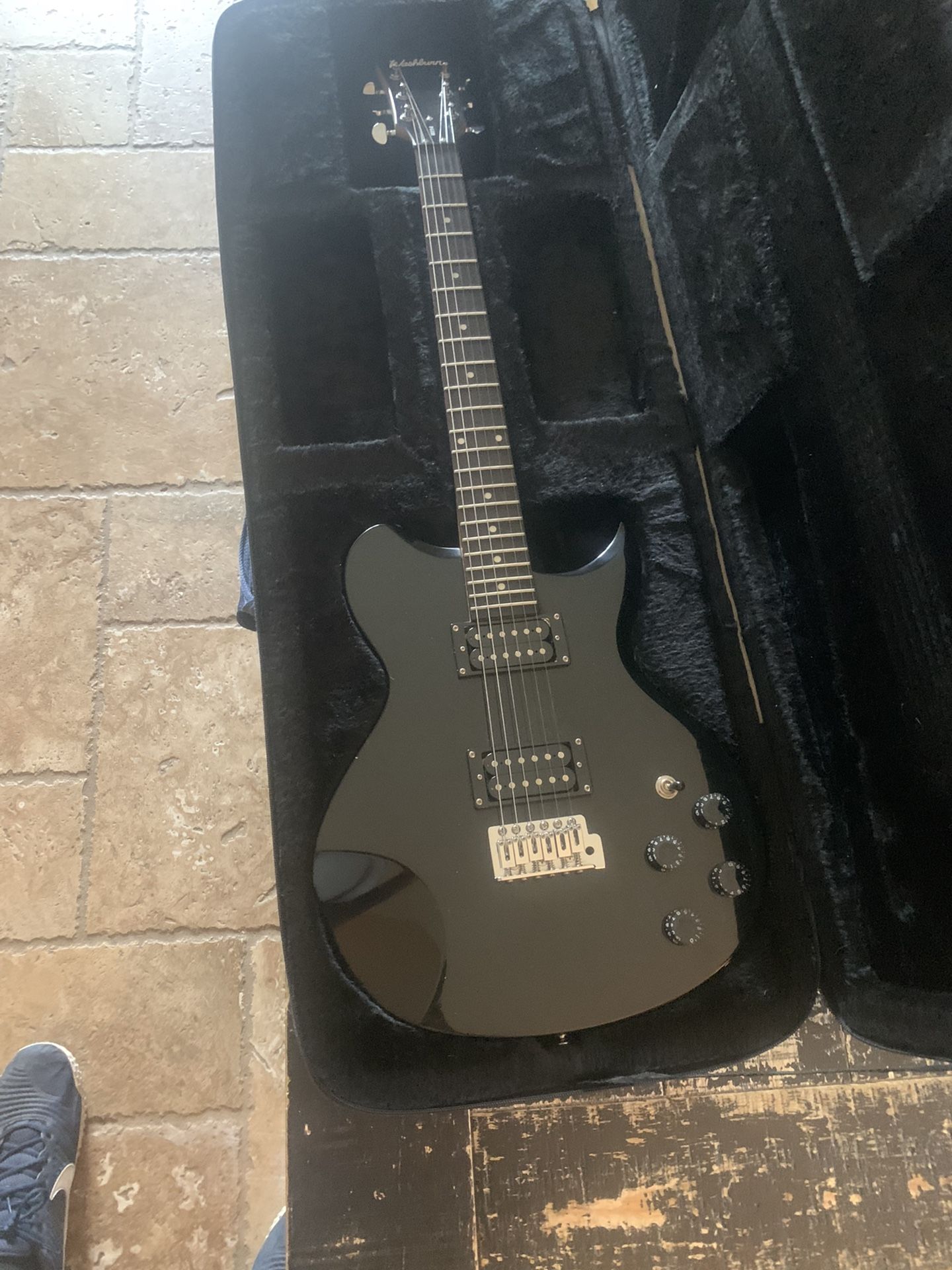 Beautiful Washburn W114 Electric Guitar With Case