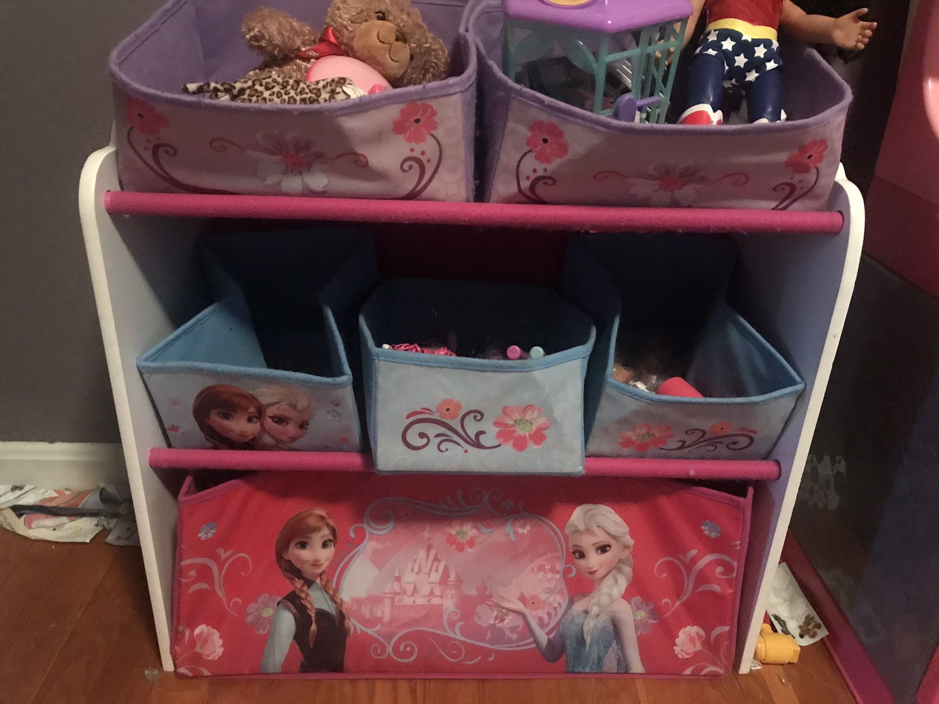 Toy organizer with Disney’s Elsa and Anna