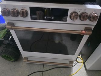 CAFE - Two Refrigerators and One Oven