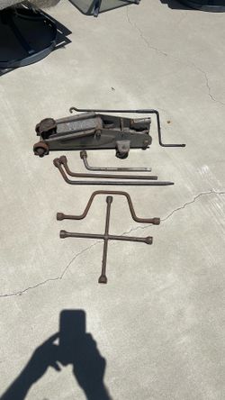 2Ton Jack with Lug Wrenches
