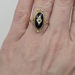 1940 Oval Onyx (with white gold and diamond) in Filigreed Yellow Gold Mounting Size 6