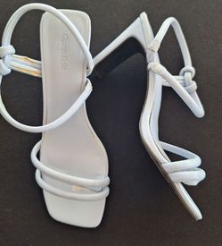 open edit Size 9 sandal Like New!
