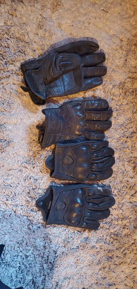 Motorcycle riding gloves