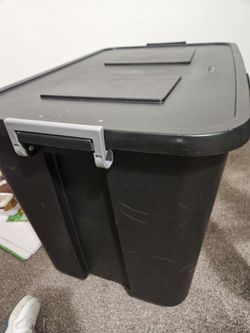 Sterilite 32-Gallon Storage Bin