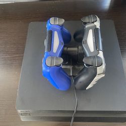 PS4 - 2 Controllers + Charging Station