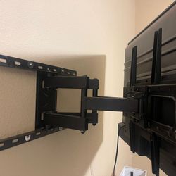 Smart TV And Wall Mount 