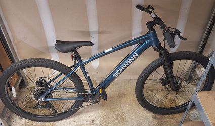 SCHWINN AXUM SPORT 27.5 BICYCLE 🚲