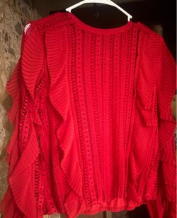 Blusa roja elegante con encaje y volantes