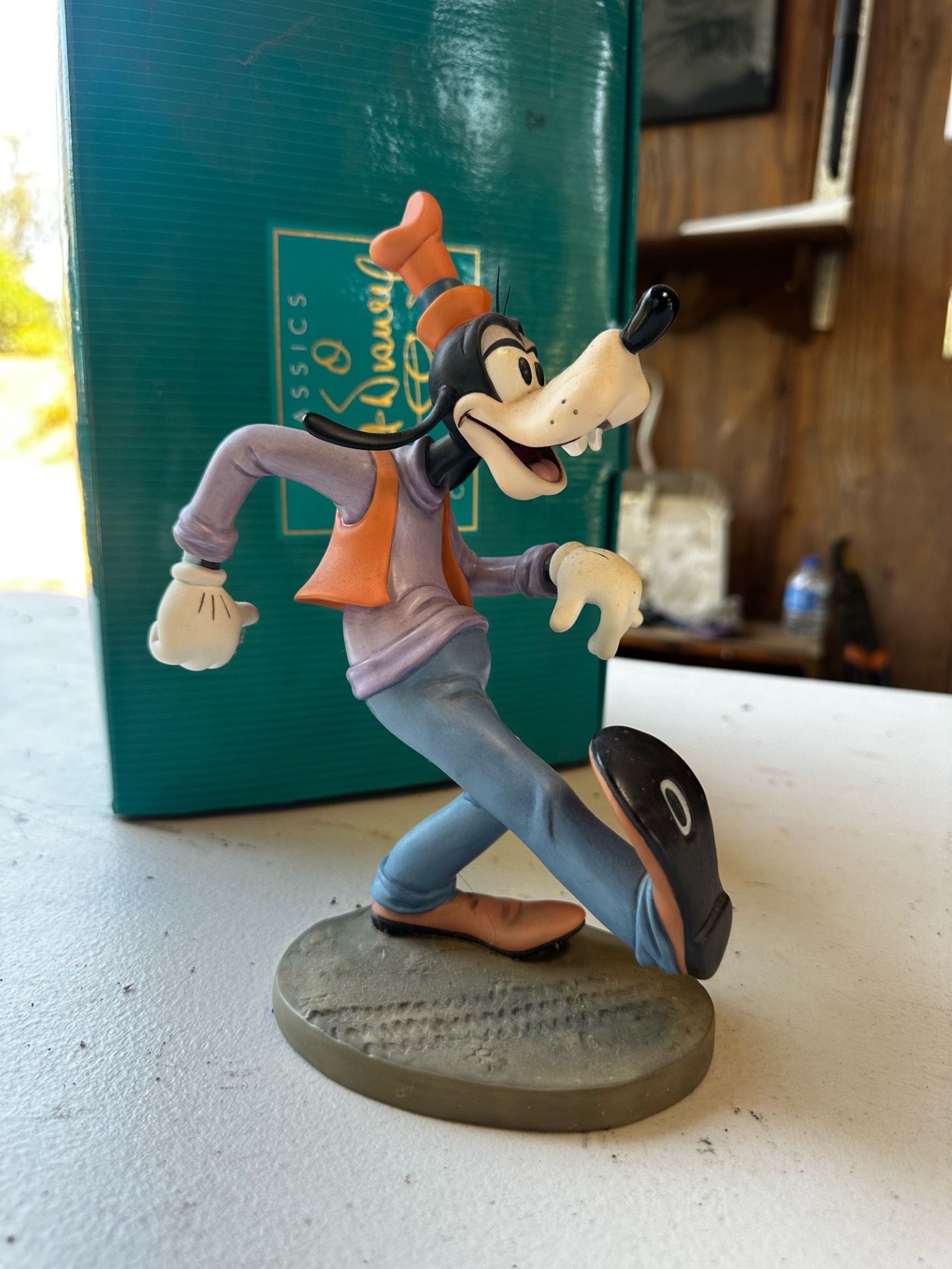 Goofy figurine “Oh the World Owes Me a Living”