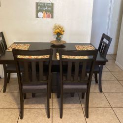  Dining set used but in very good condition, includes 4 chairs and a bench, dark brown color. I don't need it anymore, that's why I'm selling it