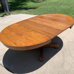 Solid Oak Table With 2 Leaves 