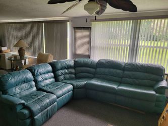 Silver Oaks sectional sofa with Full bed pull out