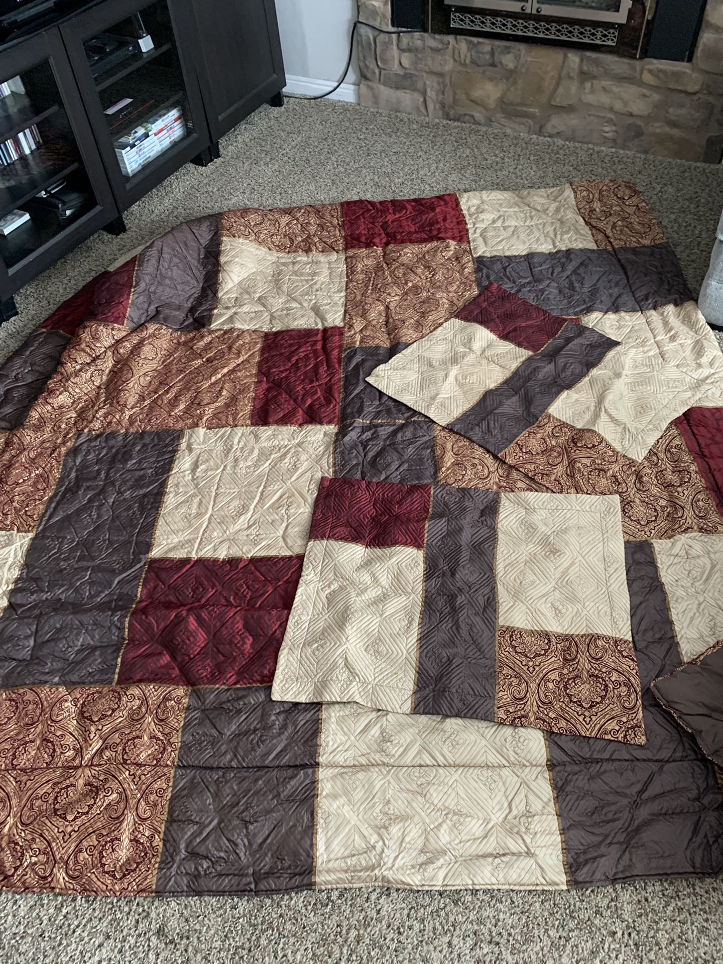 Queen Sized Bed Comforter With Pillow Shams And Pillows