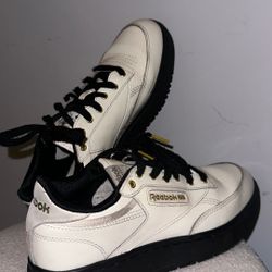 Size 9.5 Reebok Shoe In Women 